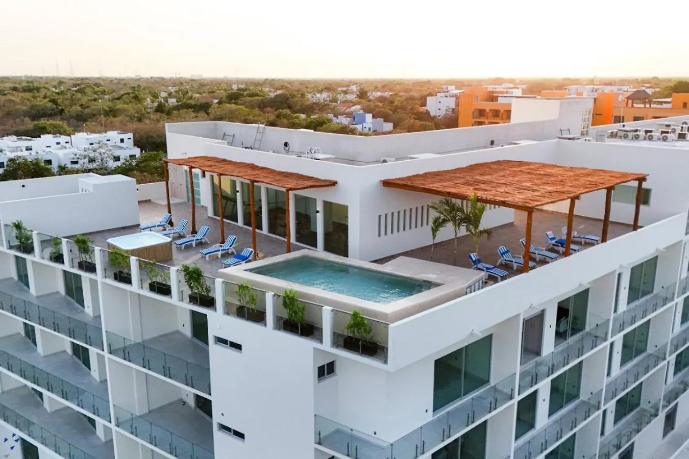 Stylish 2 Bedroom Condo With Balcony, Rooftop Pool, Hottub Playa del Carmen Mexico