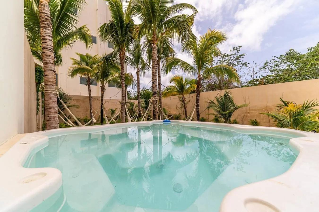 Stylish 2 Bedroom Condo With Balcony, Rooftop Pool, Hottub Playa del Carmen Holiday home