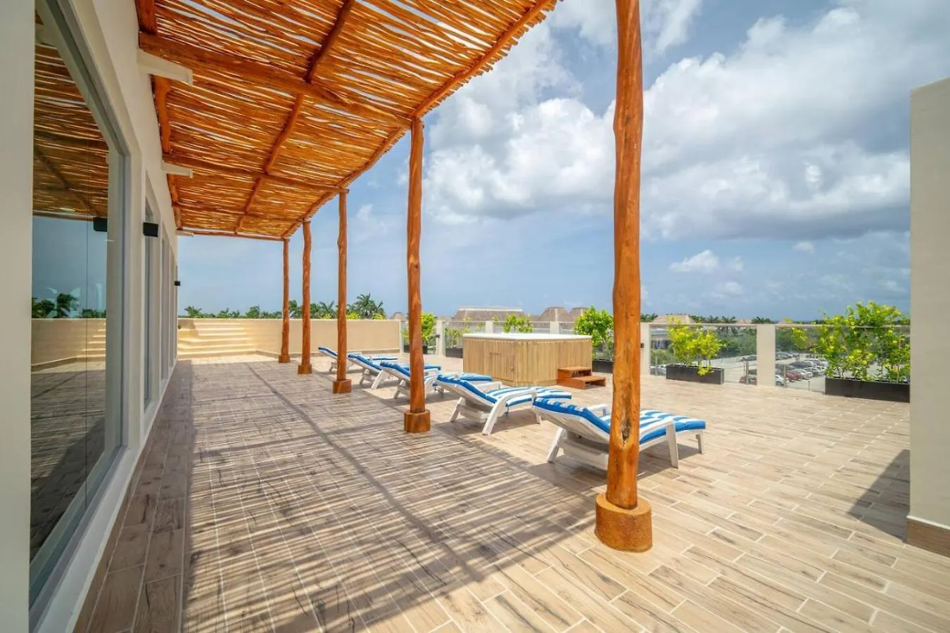 Stylish 2 Bedroom Condo With Balcony, Rooftop Pool, Hottub Playa del Carmen Holiday home