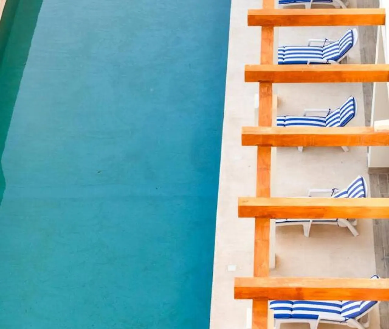 Stylish 2 Bedroom Condo With Balcony, Rooftop Pool, Hottub Playa del Carmen Holiday home