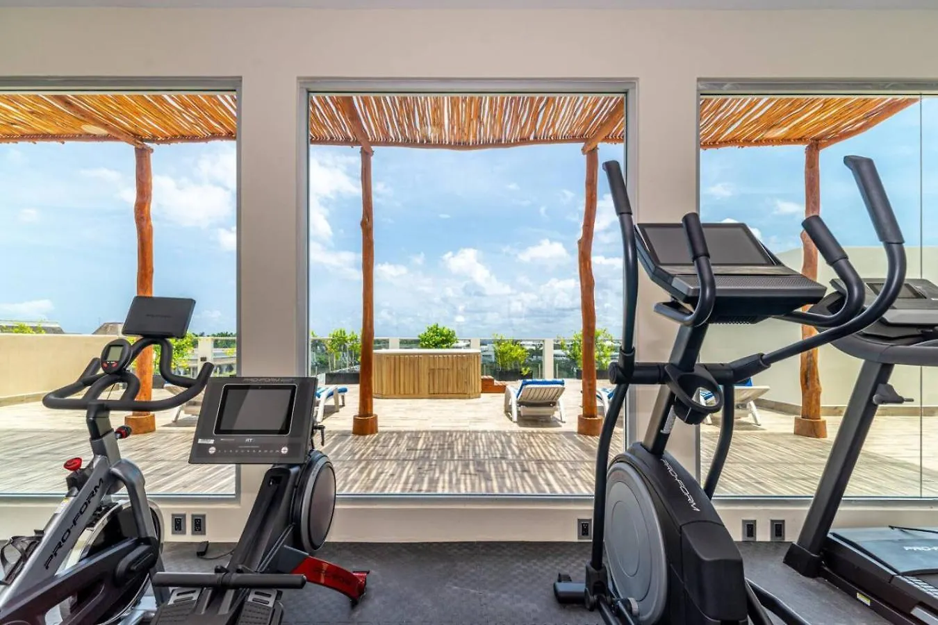 Stylish 2 Bedroom Condo With Balcony, Rooftop Pool, Hottub Playa del Carmen
