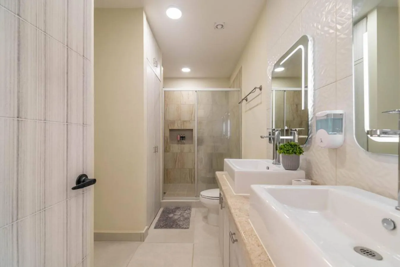 Stylish 2 Bedroom Condo With Balcony, Rooftop Pool, Hottub Playa del Carmen