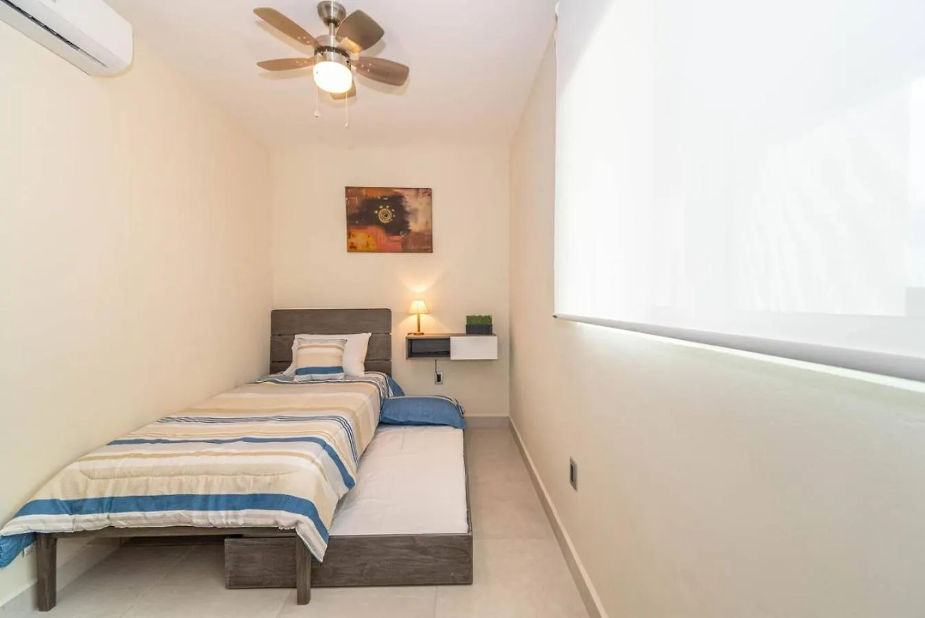 Stylish 2 Bedroom Condo With Balcony, Rooftop Pool, Hottub Playa del Carmen Holiday home