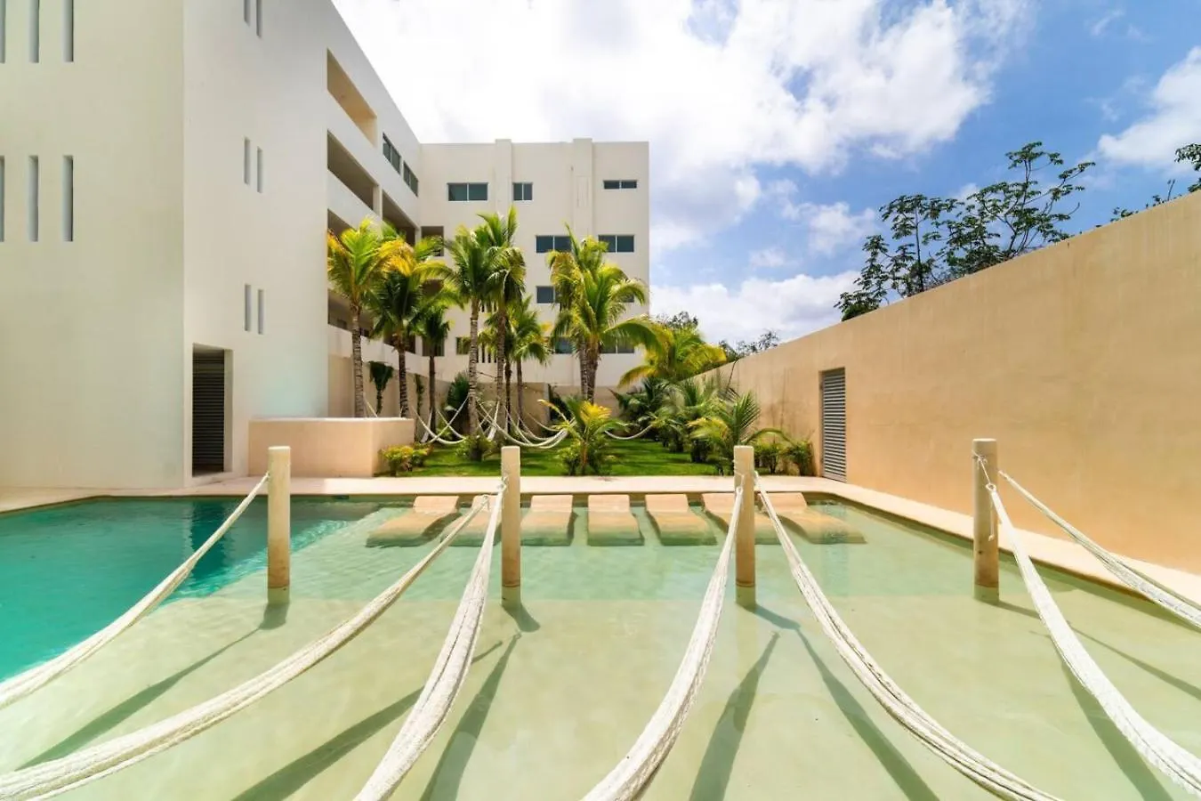 Stylish 2 Bedroom Condo With Balcony, Rooftop Pool, Hottub Playa del Carmen Holiday home