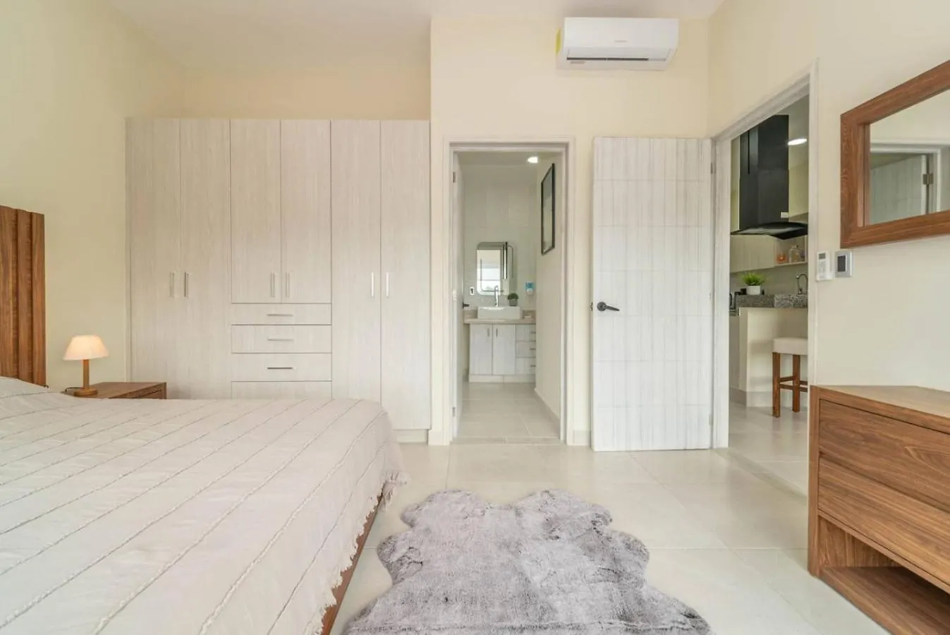 Stylish 2 Bedroom Condo With Balcony, Rooftop Pool, Hottub Playa del Carmen