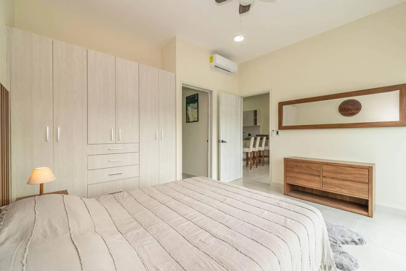 Stylish 2 Bedroom Condo With Balcony, Rooftop Pool, Hottub Playa del Carmen