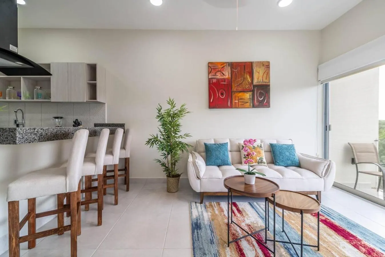 Stylish 2 Bedroom Condo With Balcony, Rooftop Pool, Hottub Playa del Carmen