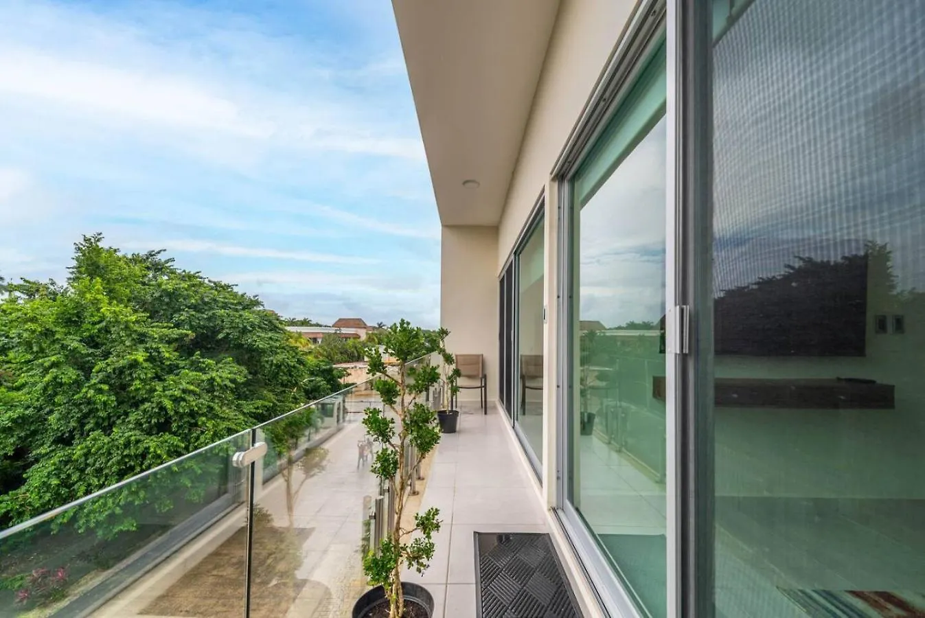 Stylish 2 Bedroom Condo With Balcony, Rooftop Pool, Hottub Playa del Carmen Mexico