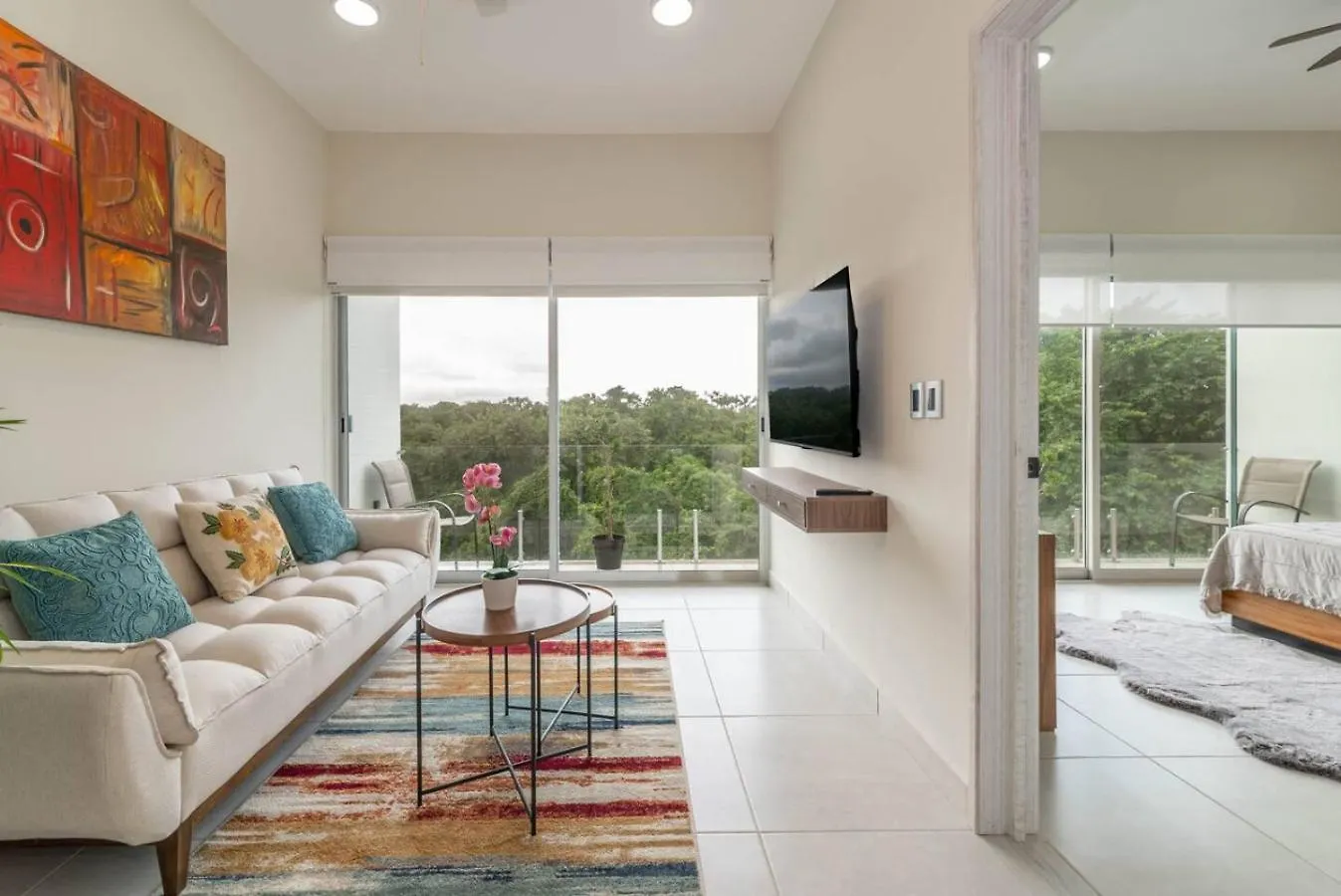 Stylish 2 Bedroom Condo With Balcony, Rooftop Pool, Hottub Playa del Carmen Holiday home