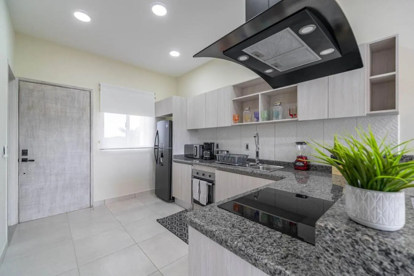 Stylish 2 Bedroom Condo With Balcony, Rooftop Pool, Hottub Playa del Carmen Holiday home