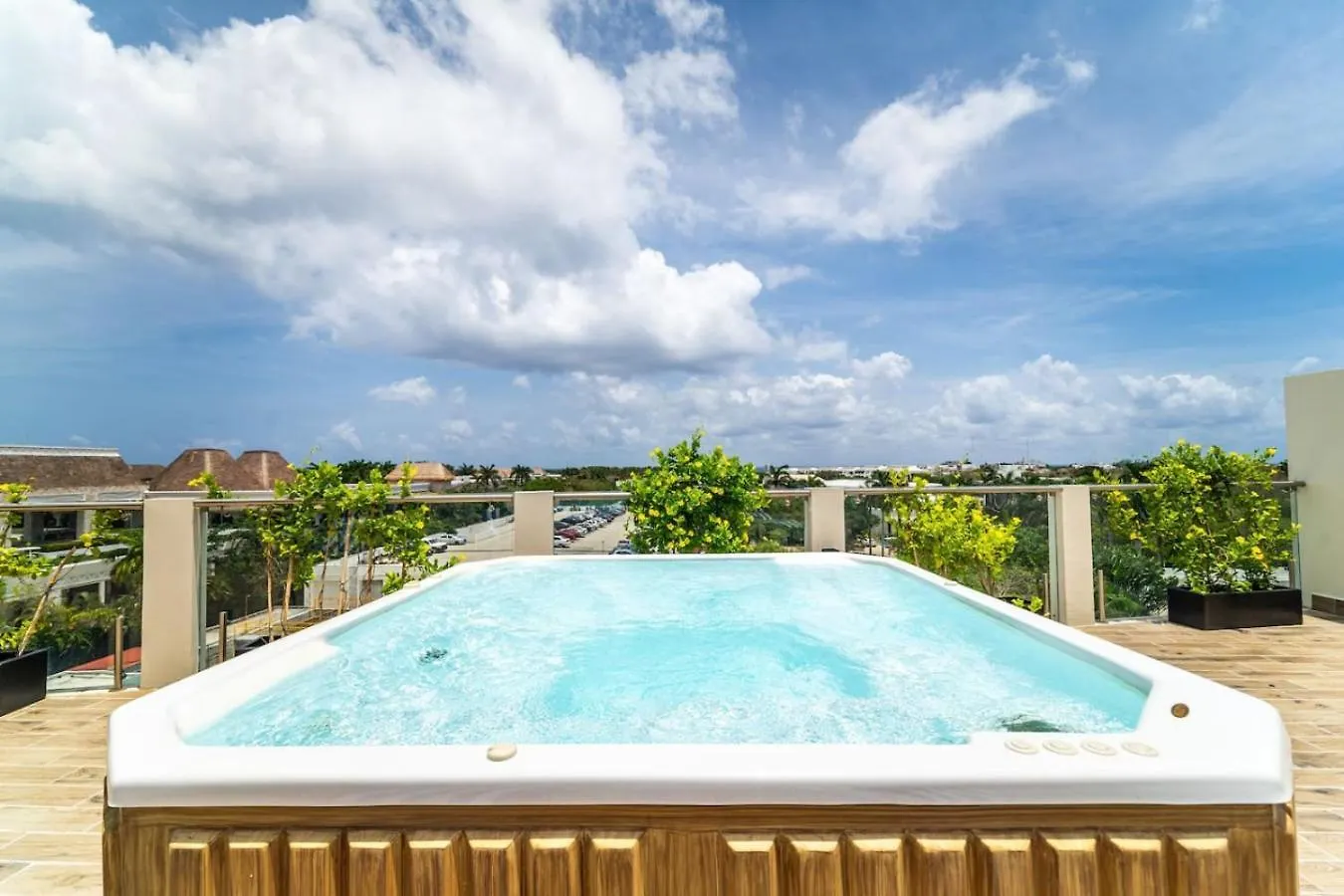 Stylish 2 Bedroom Condo With Balcony, Rooftop Pool, Hottub Playa del Carmen