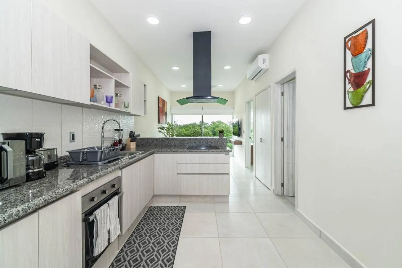 Stylish 2 Bedroom Condo With Balcony, Rooftop Pool, Hottub Playa del Carmen